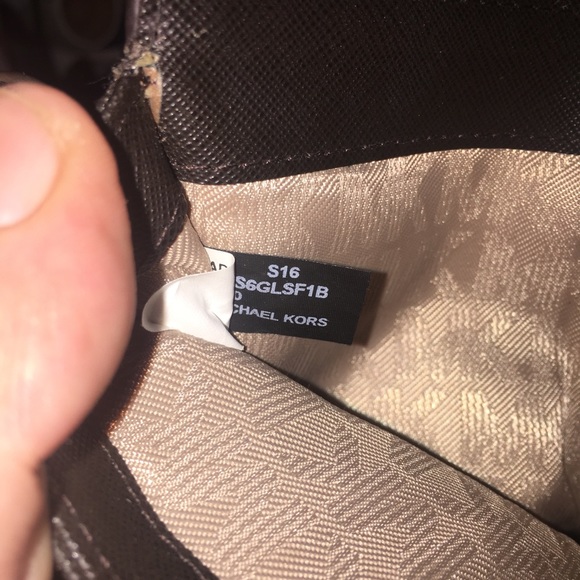 Real mk wallet MAKE OFFER CLOSET CLEAR OUT MUST GO - Picture 8 of 8